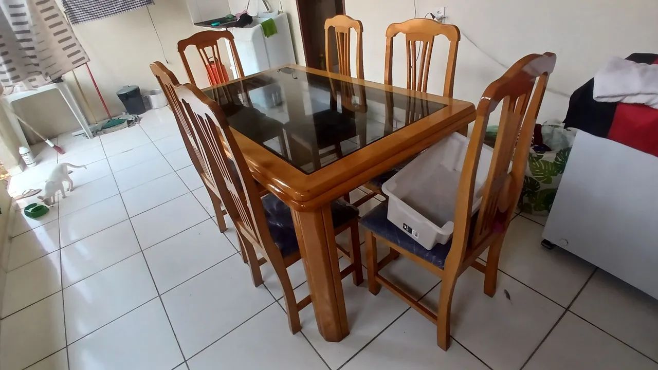 Jogo de Mesa de jantar 6 lugares.