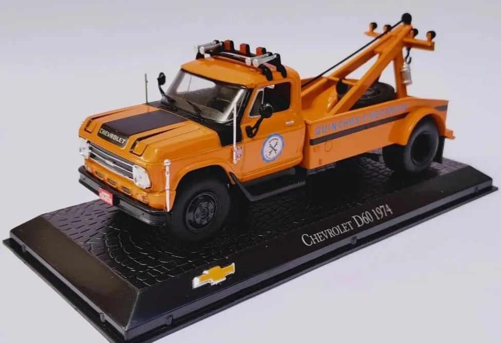 Duas miniaturas caminhão Chevrolet D 60 e C 60 