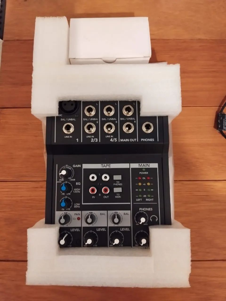 Mesa de Som Mackie Mix5 - Nunca Usada - Estado de Nova