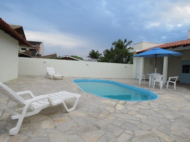 Casa com piscina em Itapoá ,3 quartos(1 suíte), ar, wifi, monit. 24h, 60 metros da praia