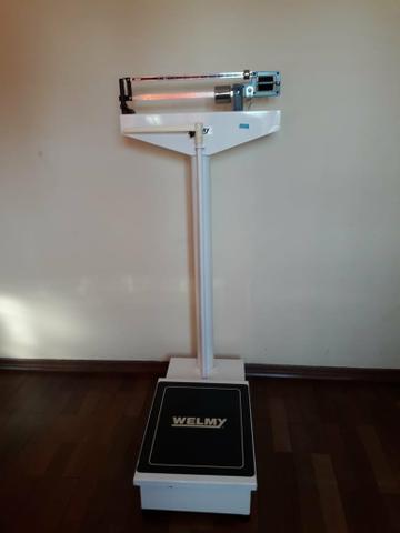 Balança Mecânica Antropométrica Welmy 104A 300 Kg Branca E Preta