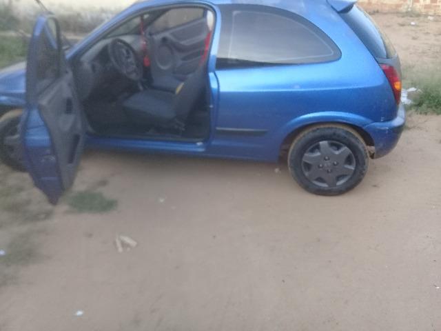 Vendo celta 2001 com vidro eletrico trava e arlarme , chave reserva . valor 6 mil - Foto 2