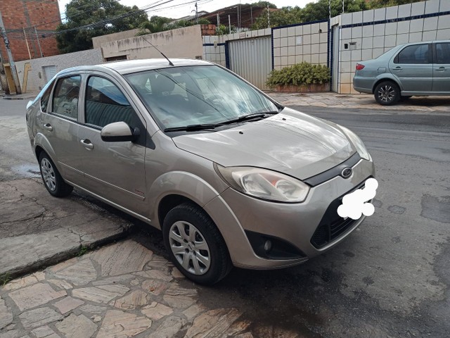 VENDO FIESTA SEDAN 1.6 COMPLETO