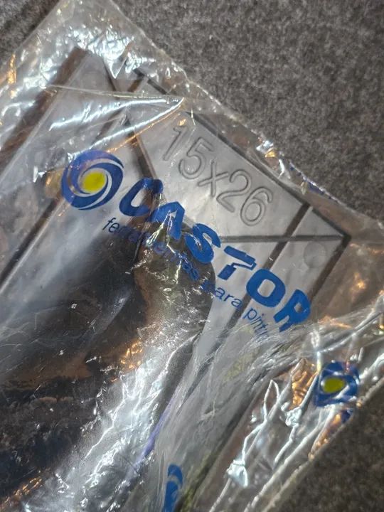 Desempenadeira plástica Castor PVC EVA 15x26cm com borracha para acabamento - Foto 3