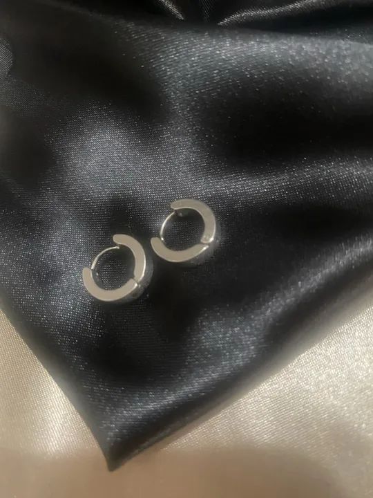 Argolinha aço em prata e dourado  - Foto 2