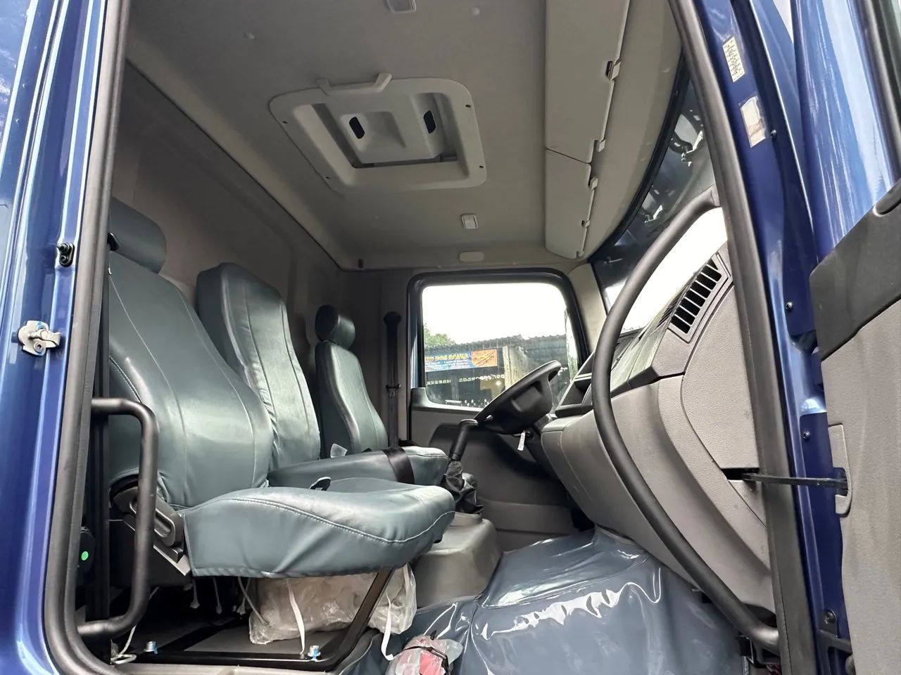 Vw 26260 2024 6x2 truck carroceria 22.000km pneus novos  - Foto 11