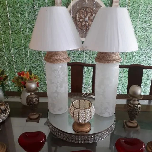 abajur de vaso decorado branco com sisal