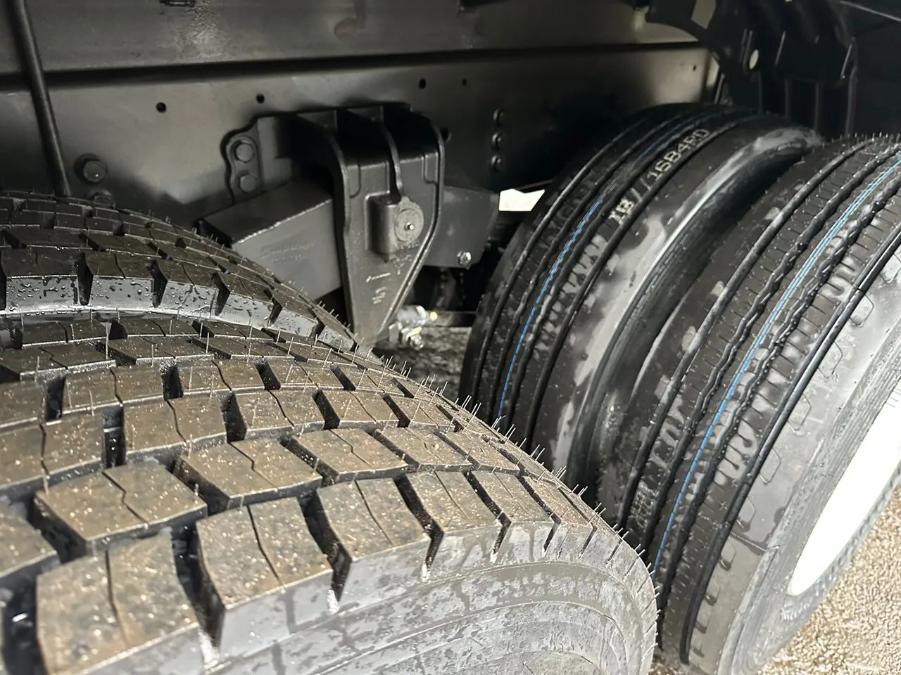 Vw 26260 2024 6x2 truck carroceria 22.000km pneus novos  - Foto 5