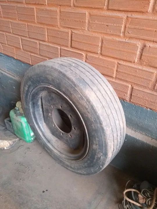 Vende-se 1 pneu usado, com roda, para implementos agrícola ou industrial  - Foto 3