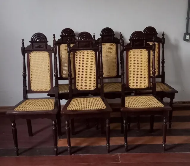 Conjunto de 06 Cadeiras de Madeira Estilo Colonial
