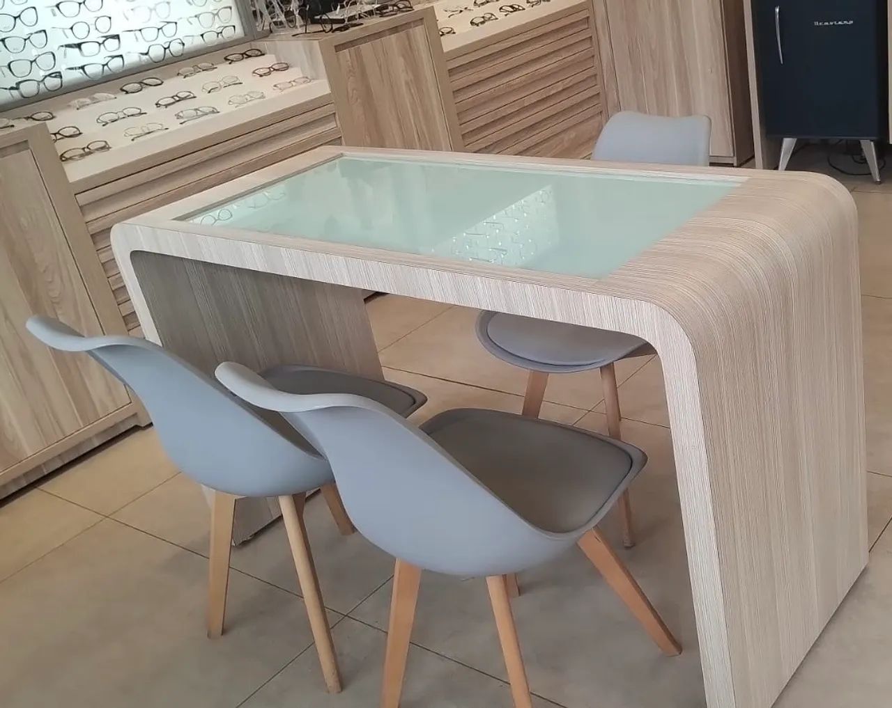 Mesa de Vidro com Design Moderno - Perfeita para Ótica - Foto 2
