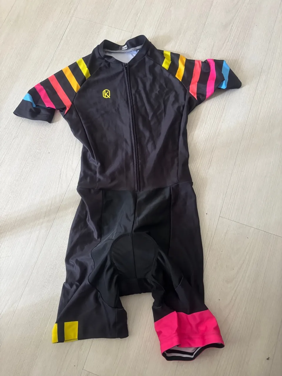Macacão de Ciclismo Preto com Detalhes Coloridos