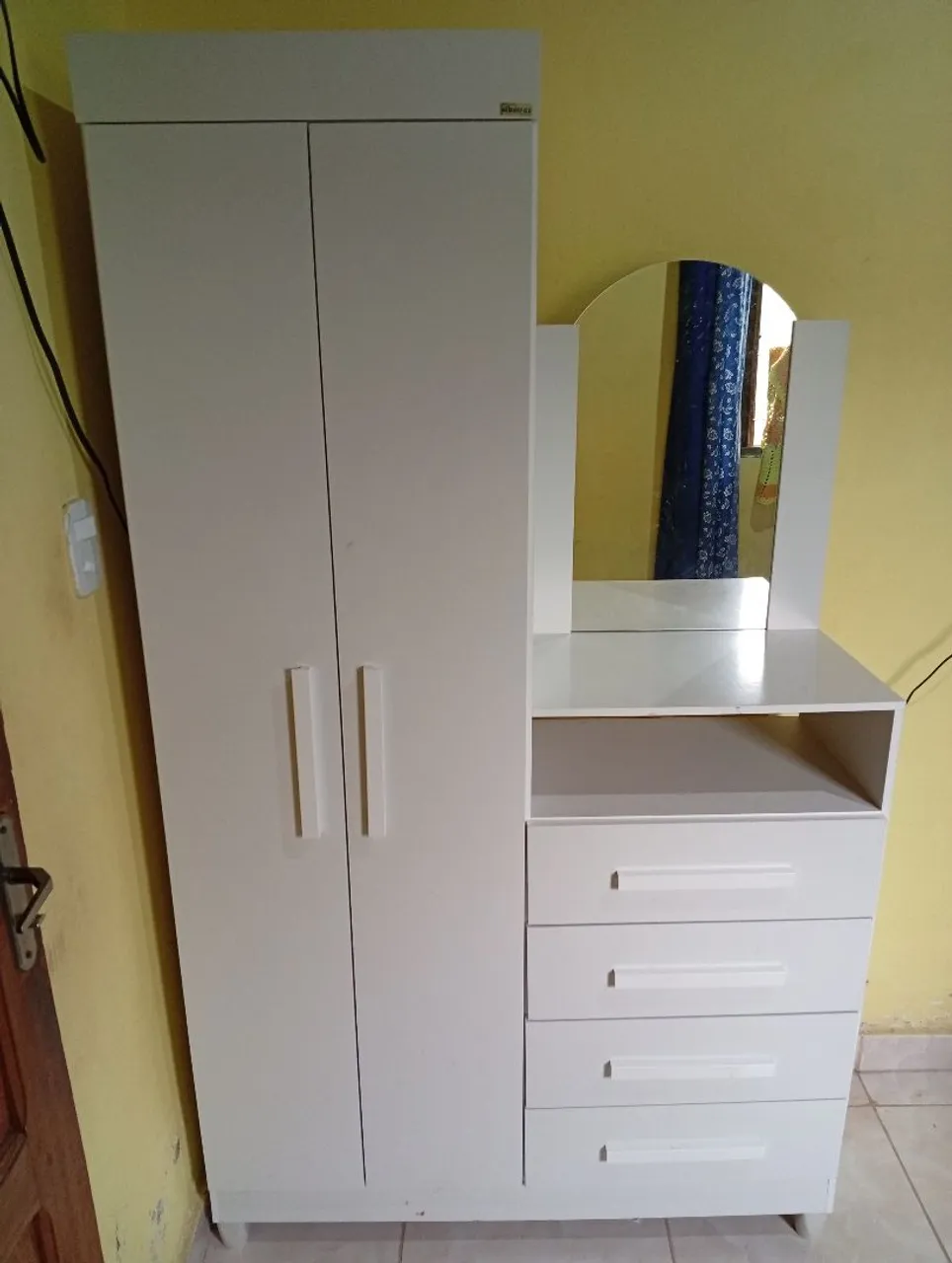 Vende-se Guarda roupas infantil, com apenas 3 meses de uso.
