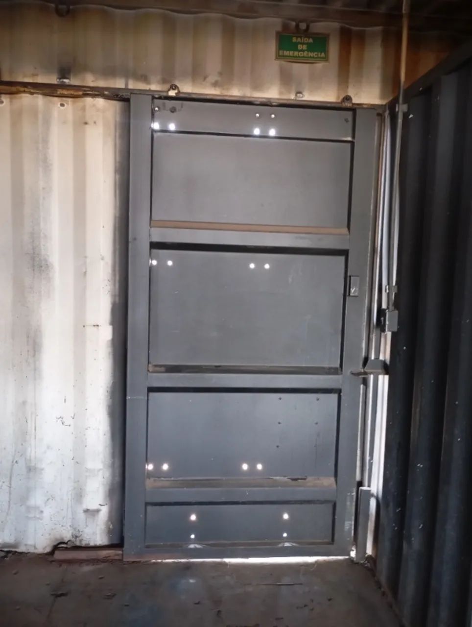 Vende-se Portão de Aço reforçado 5mm (porta de container) medindo 1,20m x 2,00m - Foto 2