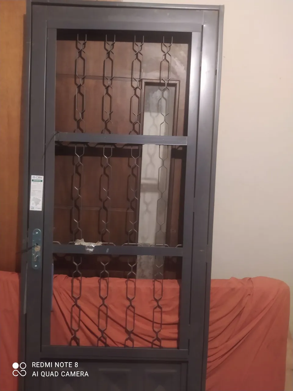 Porta de aço com grade e design moderno