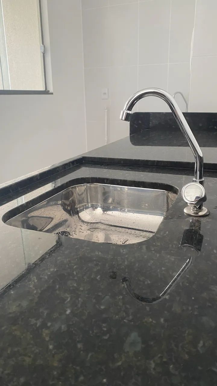 Bancada em granito Verde Ubatuba (205x60cm) com Cuba de aço inoxidavel + Torneira