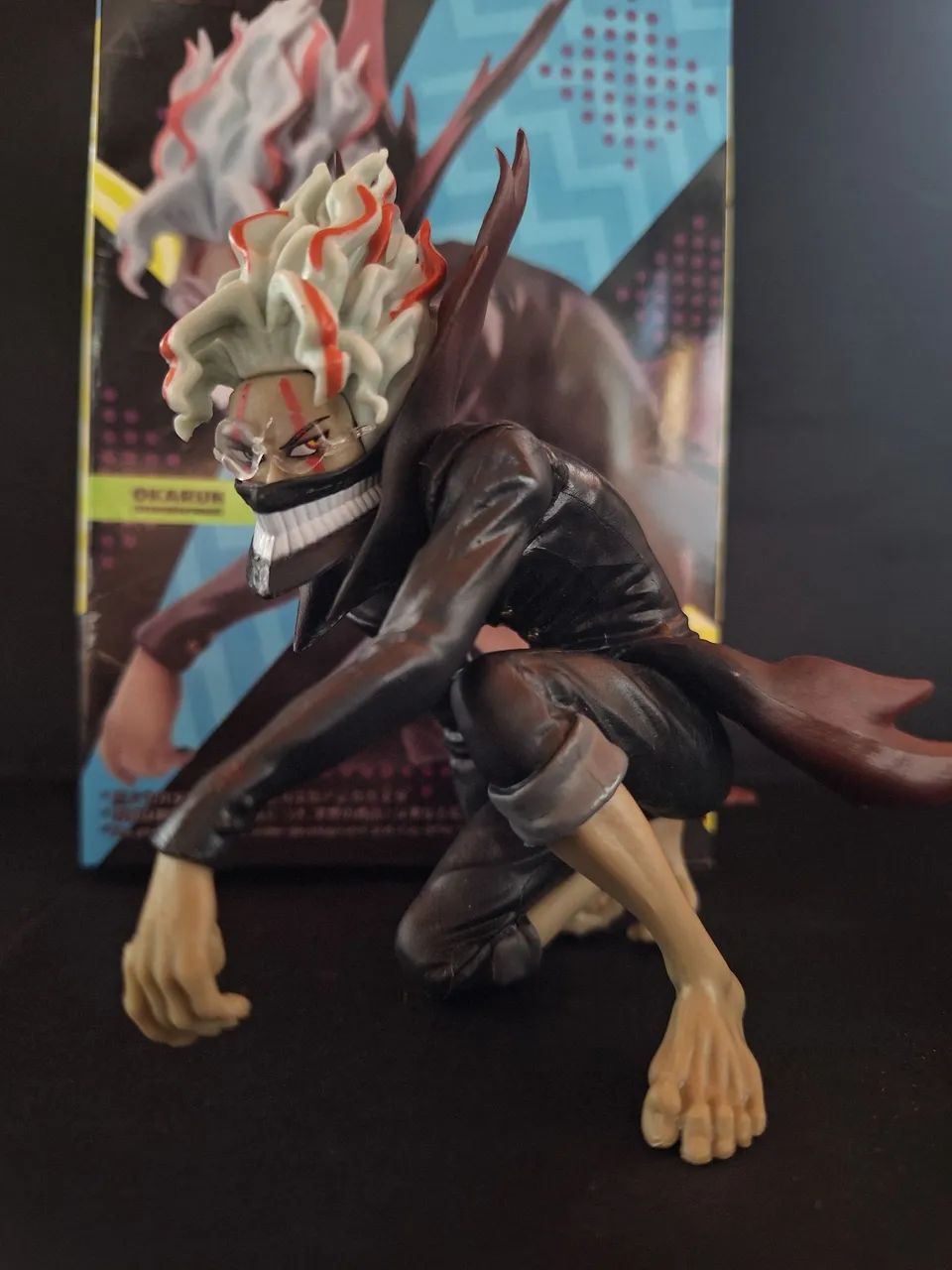 Figura de ação okarun dan dan dan