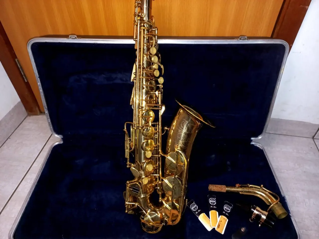 Saxofone Dourado Completo com Case Marca CONN