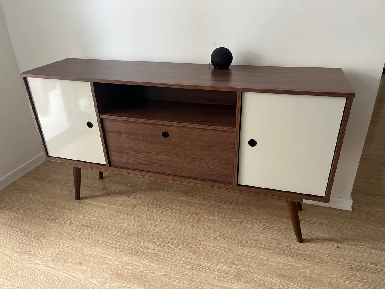 Rack de TV moderno com portas brancas