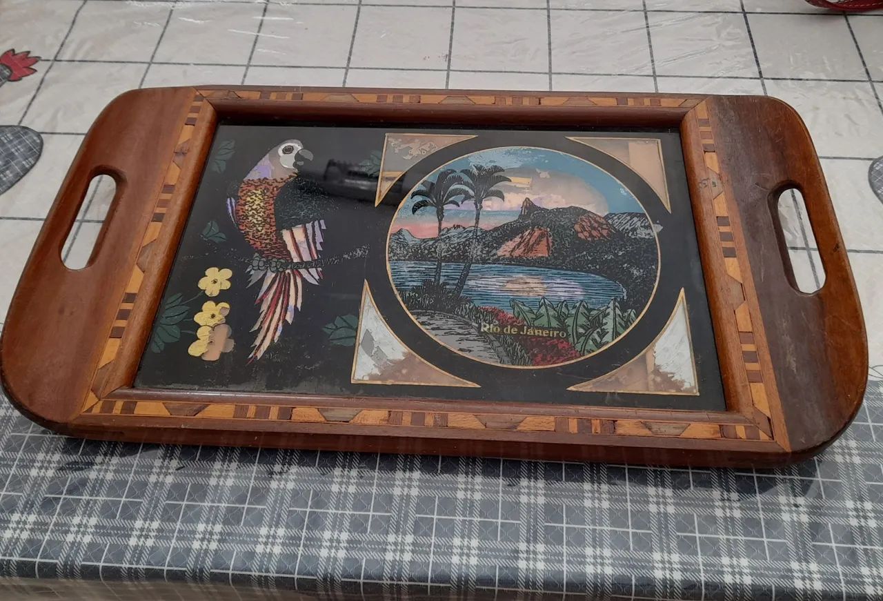 Bandeja de madeira com detalhes em mosaico para restauração