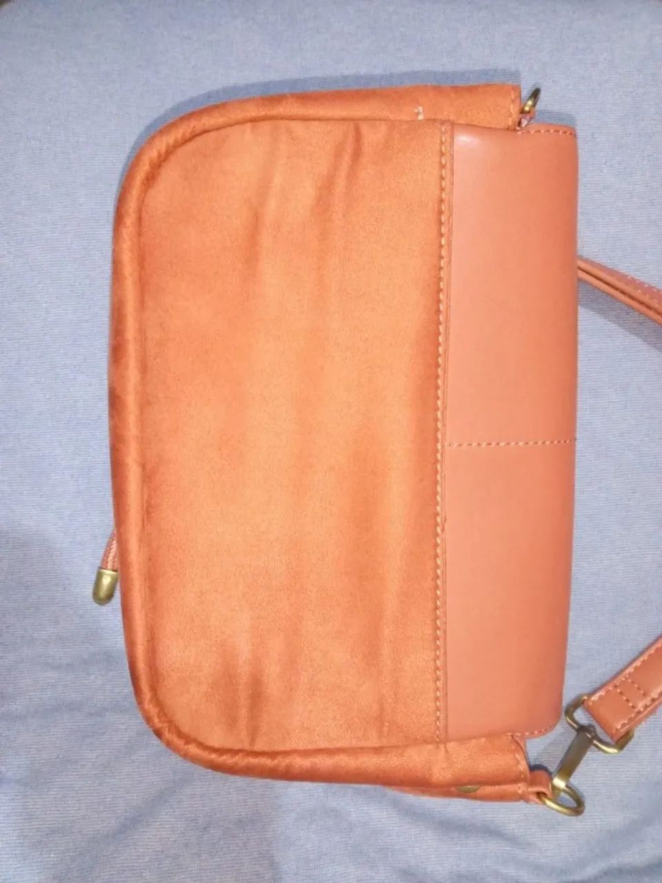 bolsa coral transversal média suede com tampa e alça - Foto 3