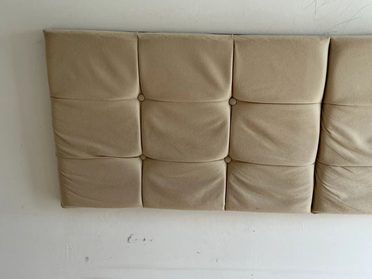 Cabeceira de cama acolchoada de suede bege 158cm  - Foto 2