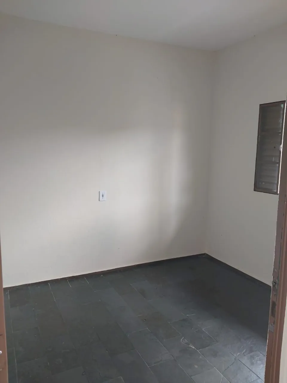 Aprt de um quarto simples no céu azul