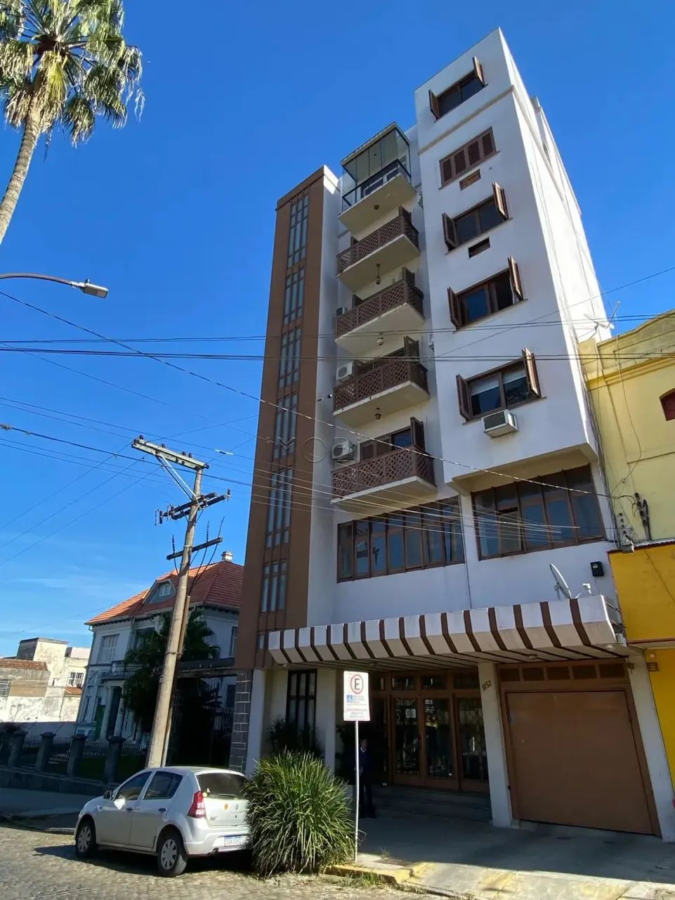 Apartamento COM LAREIRA, GARAGEM e TRÊS quartos (1 suíte) no CENTRO de Bagé.