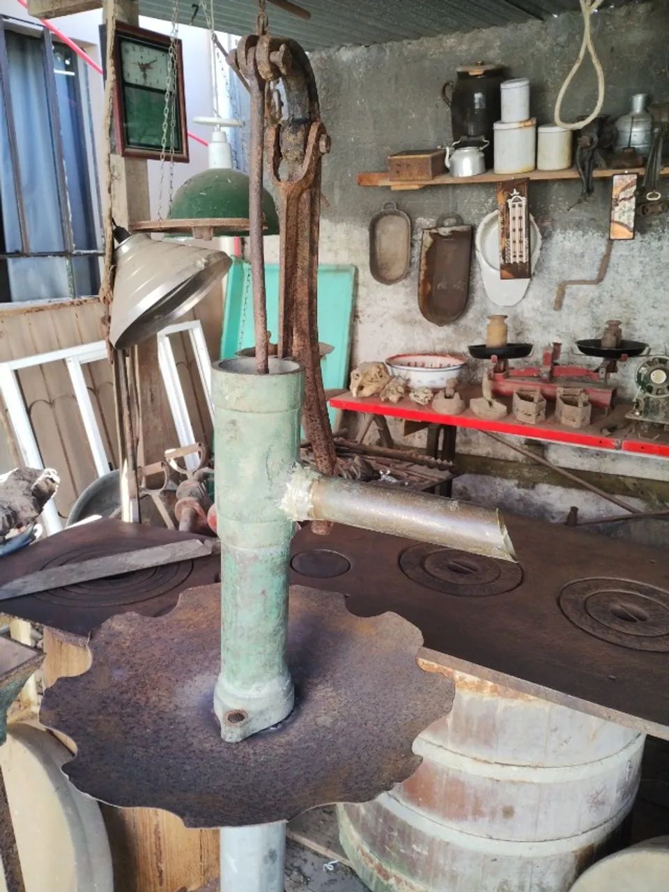 Antiga bomba de água com pedestal  - Foto 2