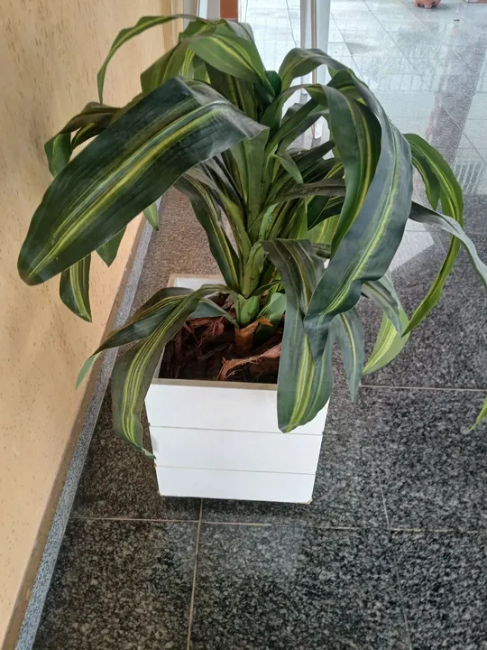 Planta artificial em vaso branco