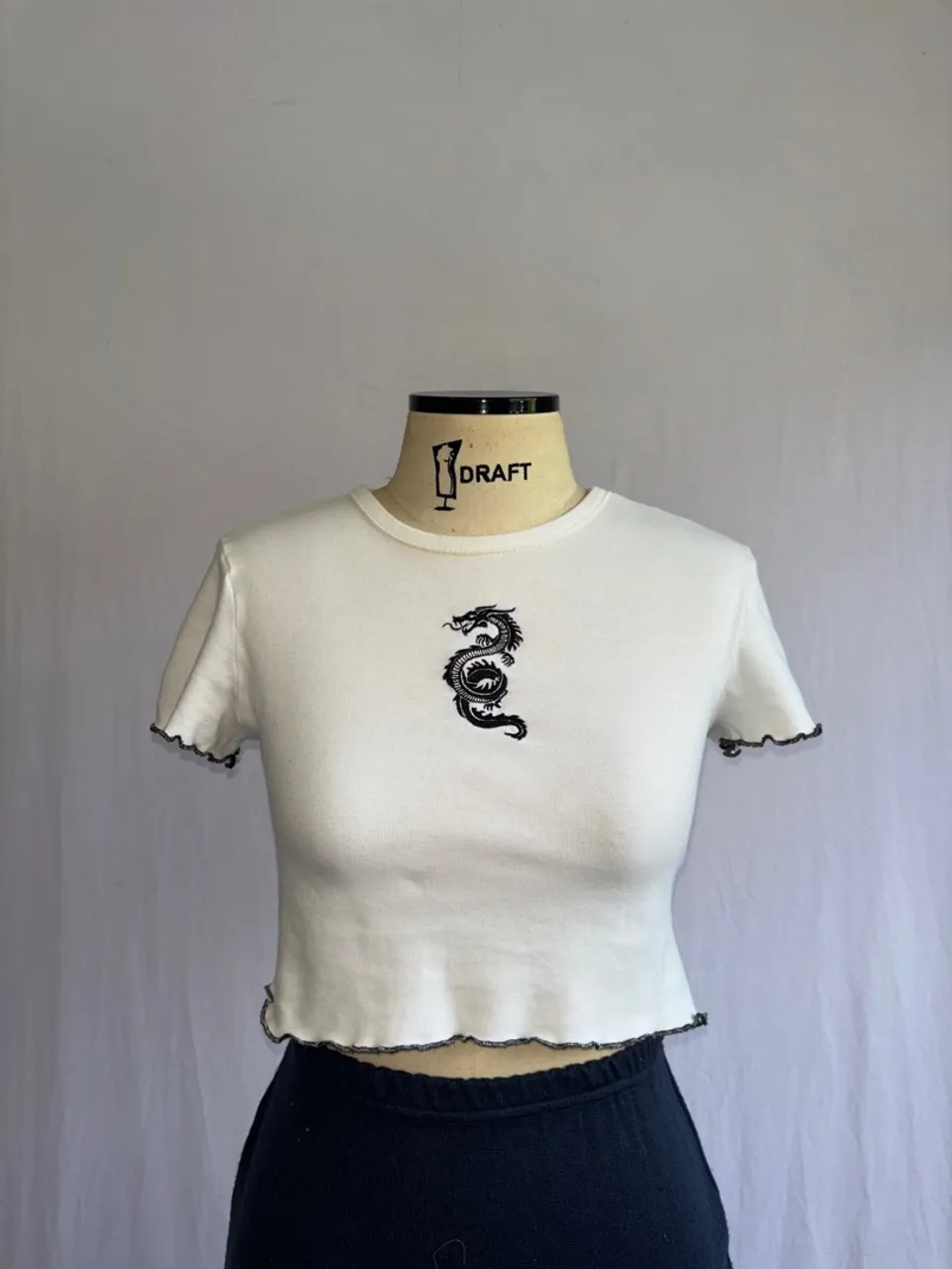 Blusa Cropped com Estampa de Dragão