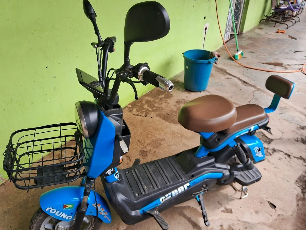 Scooter Elétrica Azul - Ideal para Mobilidade Urbana