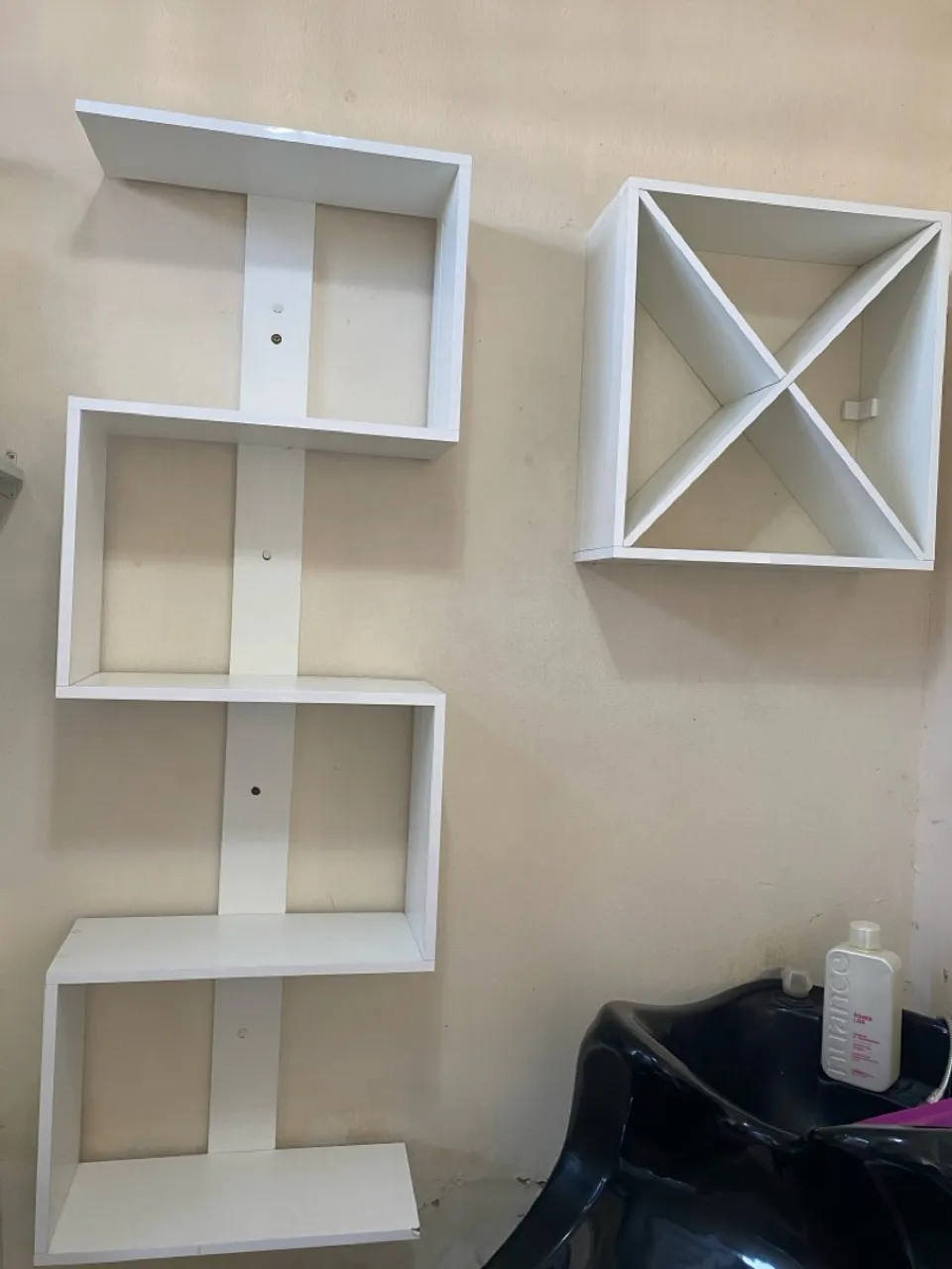 Prateleiras de Parede Brancas Modernas em bom estado