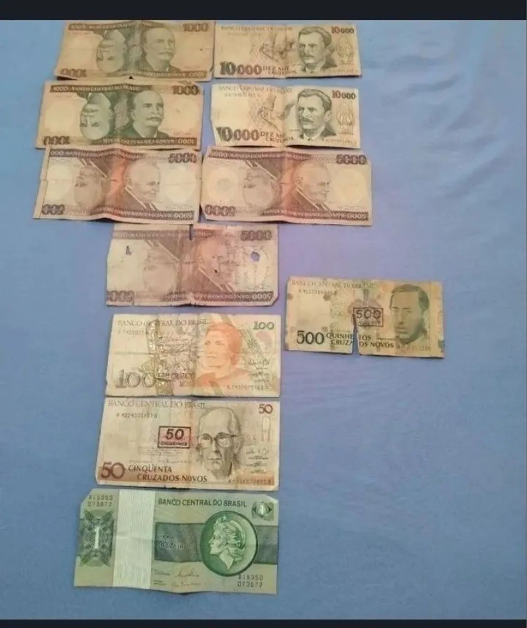 Cedulas e moedas antigas.