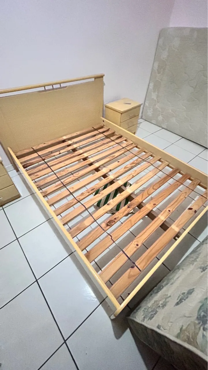 Cama de casal com cabeceira e duas mesas