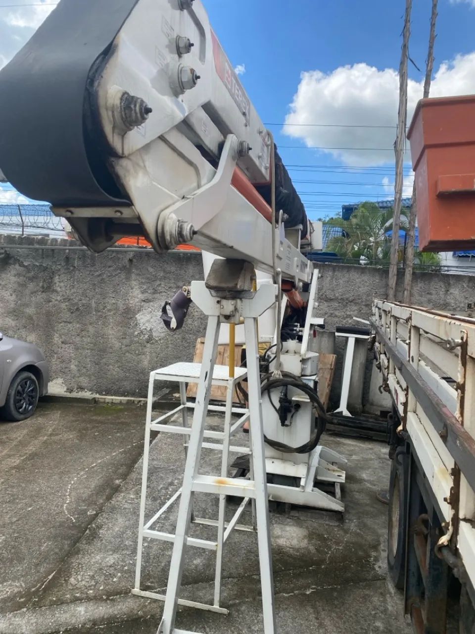 VENDO CESTO AÉREO 10M ISOLADO