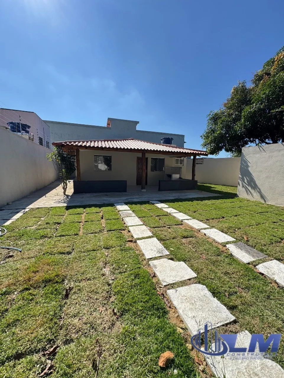 OPORTUNIDADE- VENDA E LOCAÇÃO ANUAL CASA LINEAR EM SANTA MONICA COM 02 QUARTOS, SALA DE ES