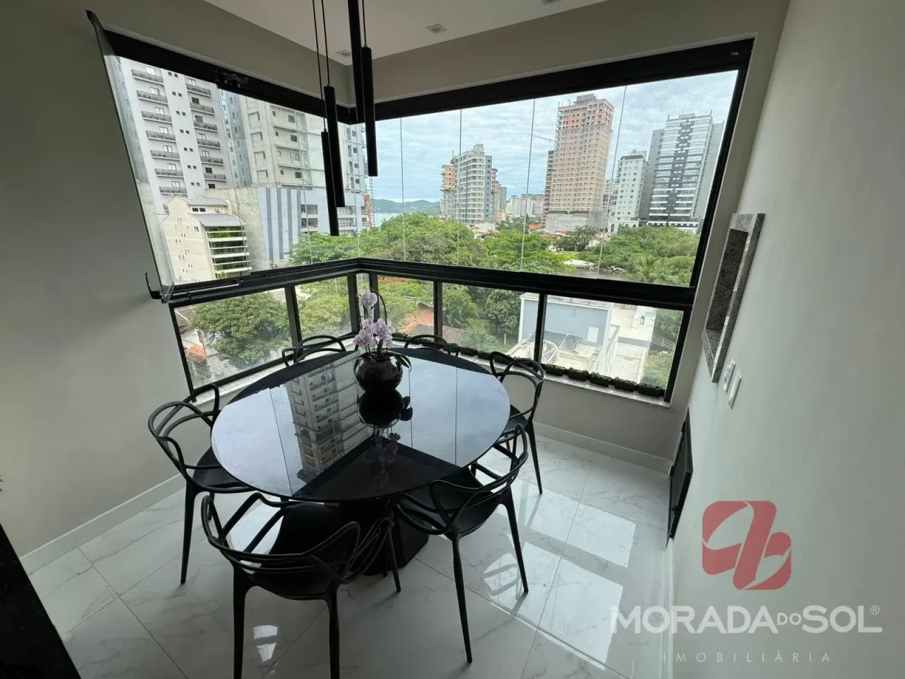 Lindo apartamento mobiliado na Meia Praia para locação Anual