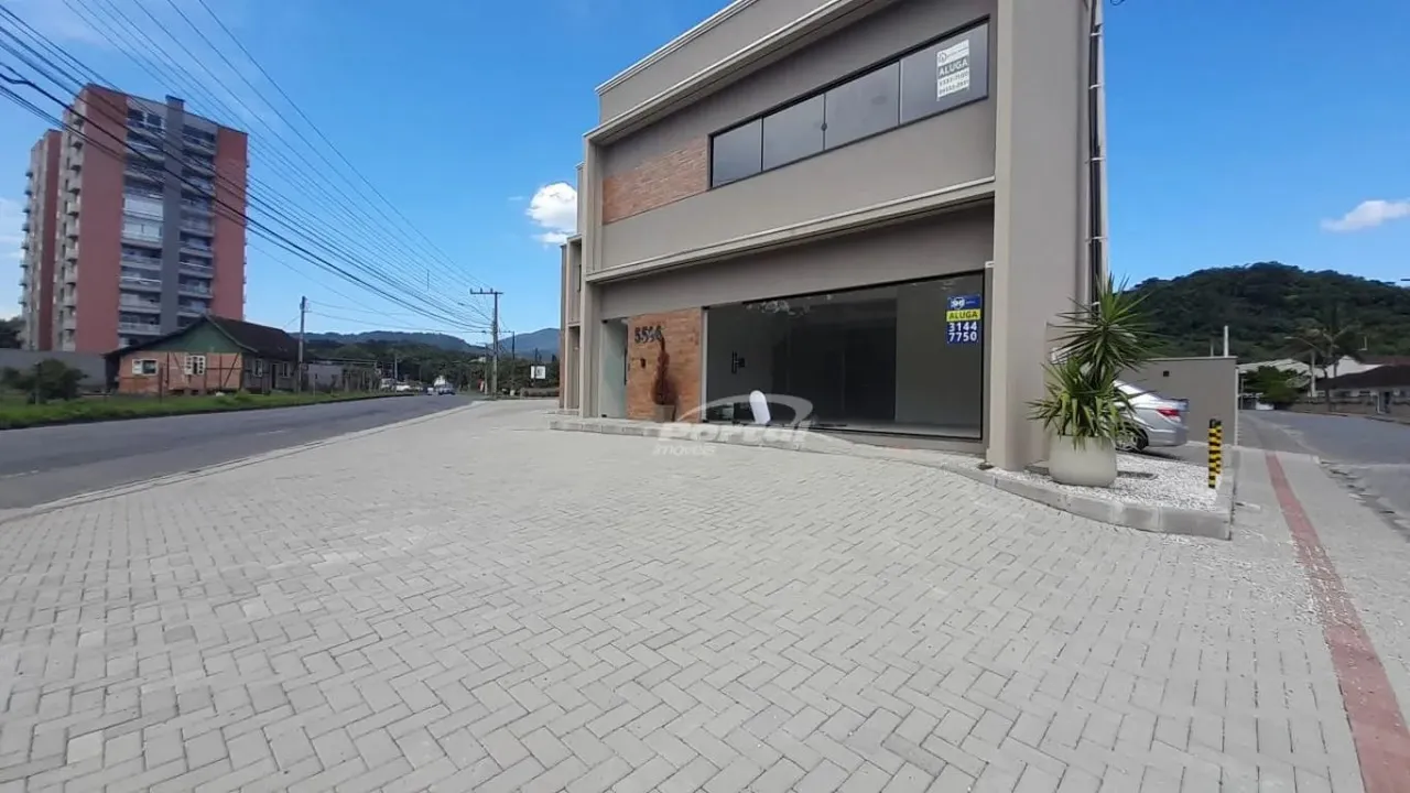 Loja térrea disponível para locação no bairro Itoupava Cental! Imóvel com aproximadamente