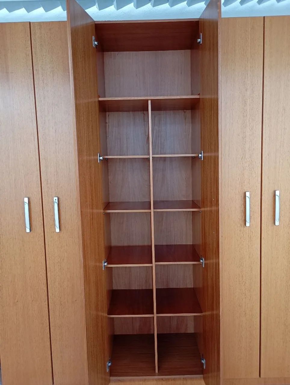 Guarda-roupa de 6 portas de madeira maciça - Foto 3