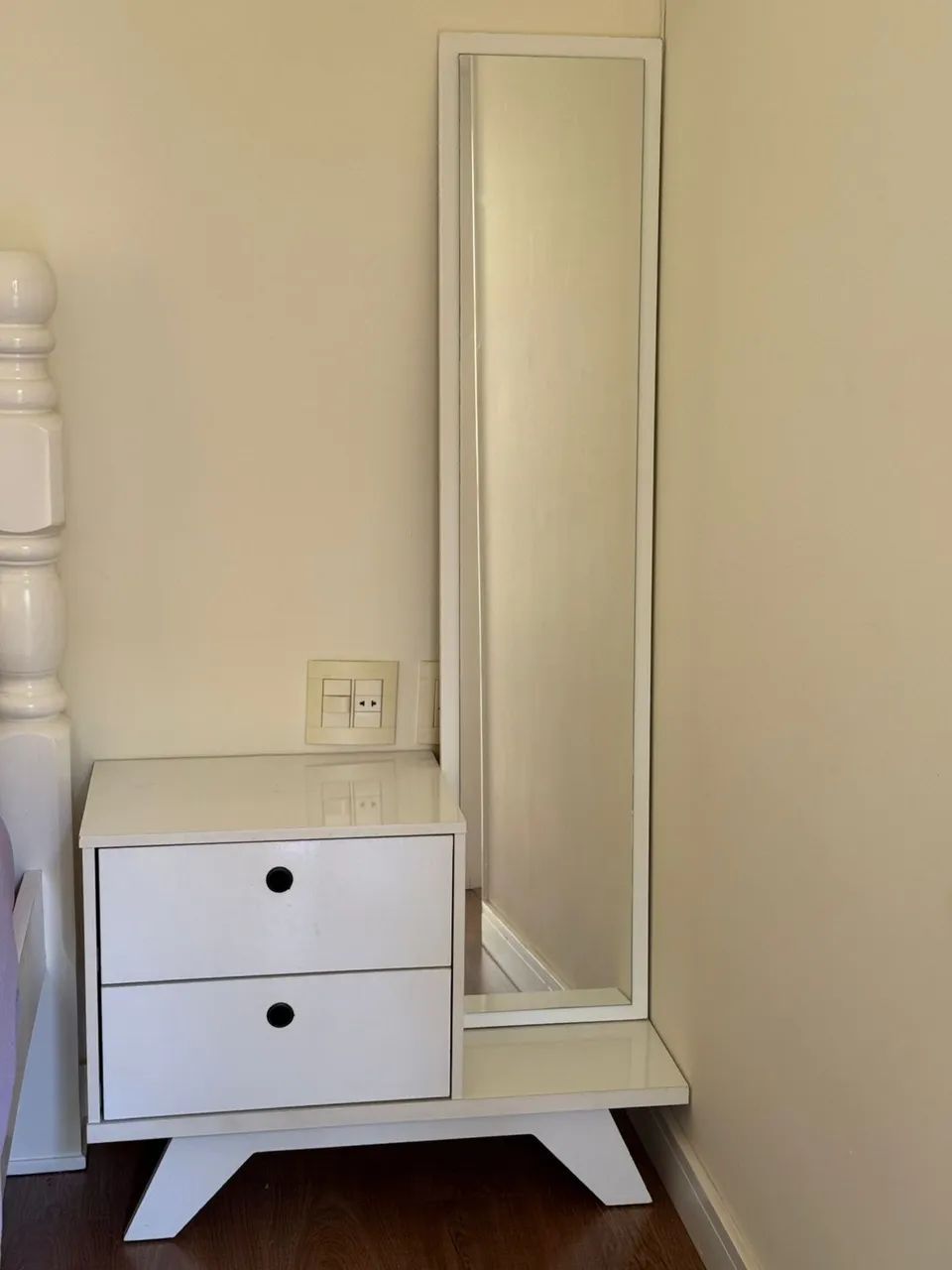 Mesa de cabeceira com espelho 64840826010882121