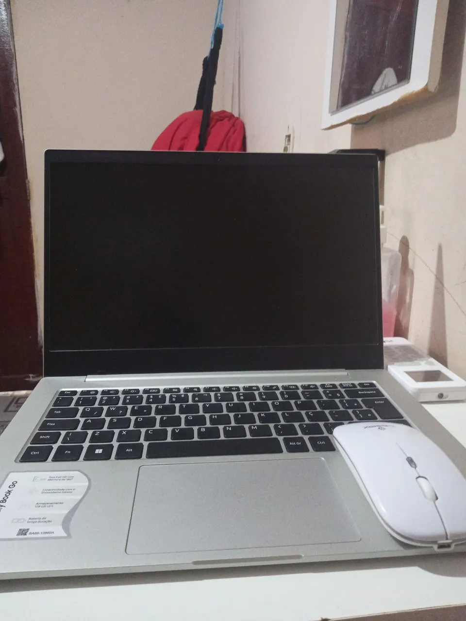 Notebook com tela grande e mouse sem fio