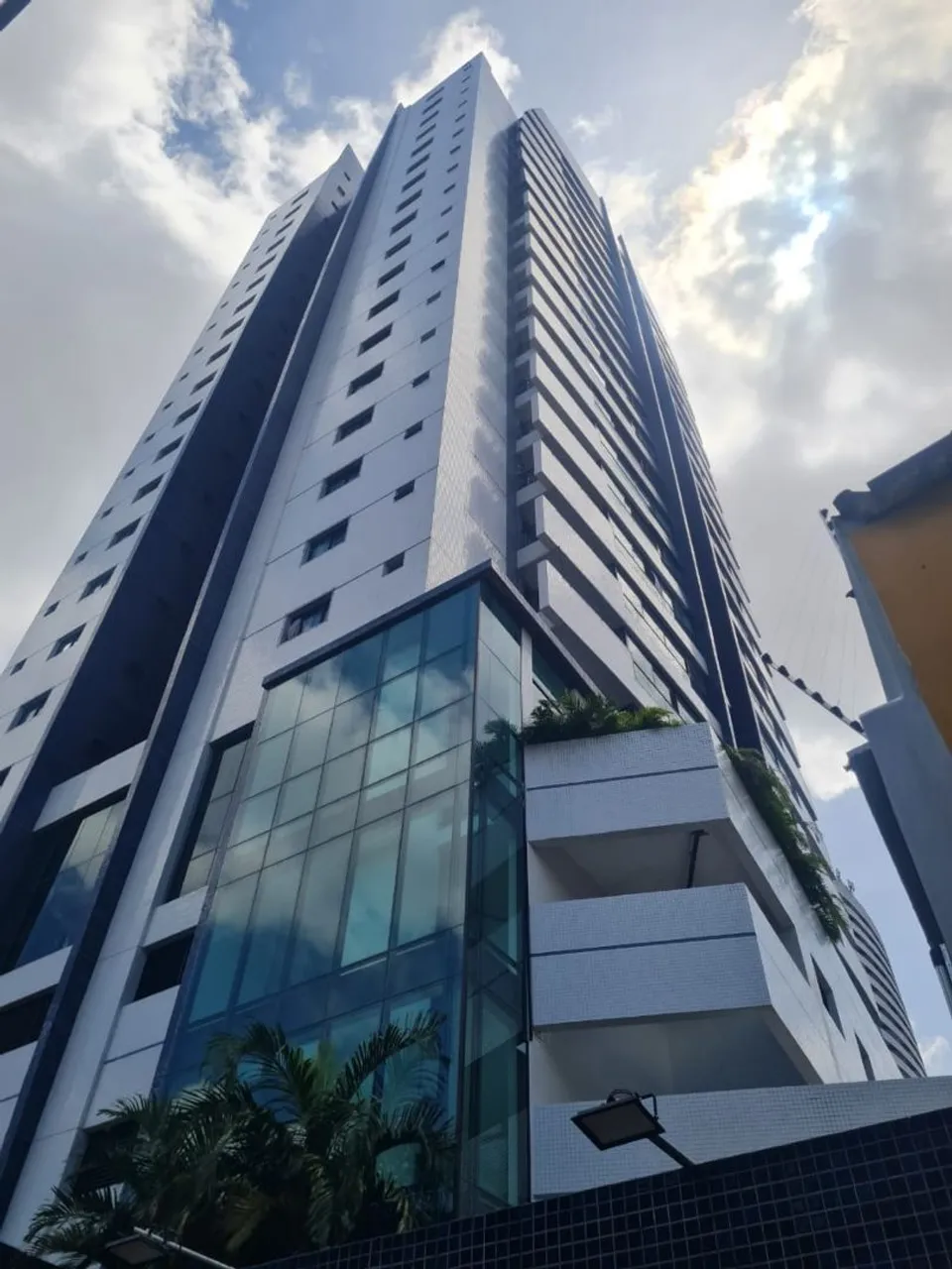 Torre Santoro, 3 suítes com armários e splits, 1ª locação , andar alto, bairro Nazaré