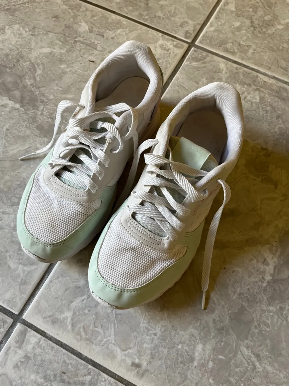 Tênis branco com detalhes em verde
