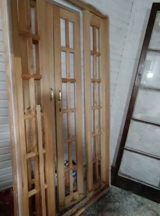 Porta de madeira maciça com vidros - Foto 2