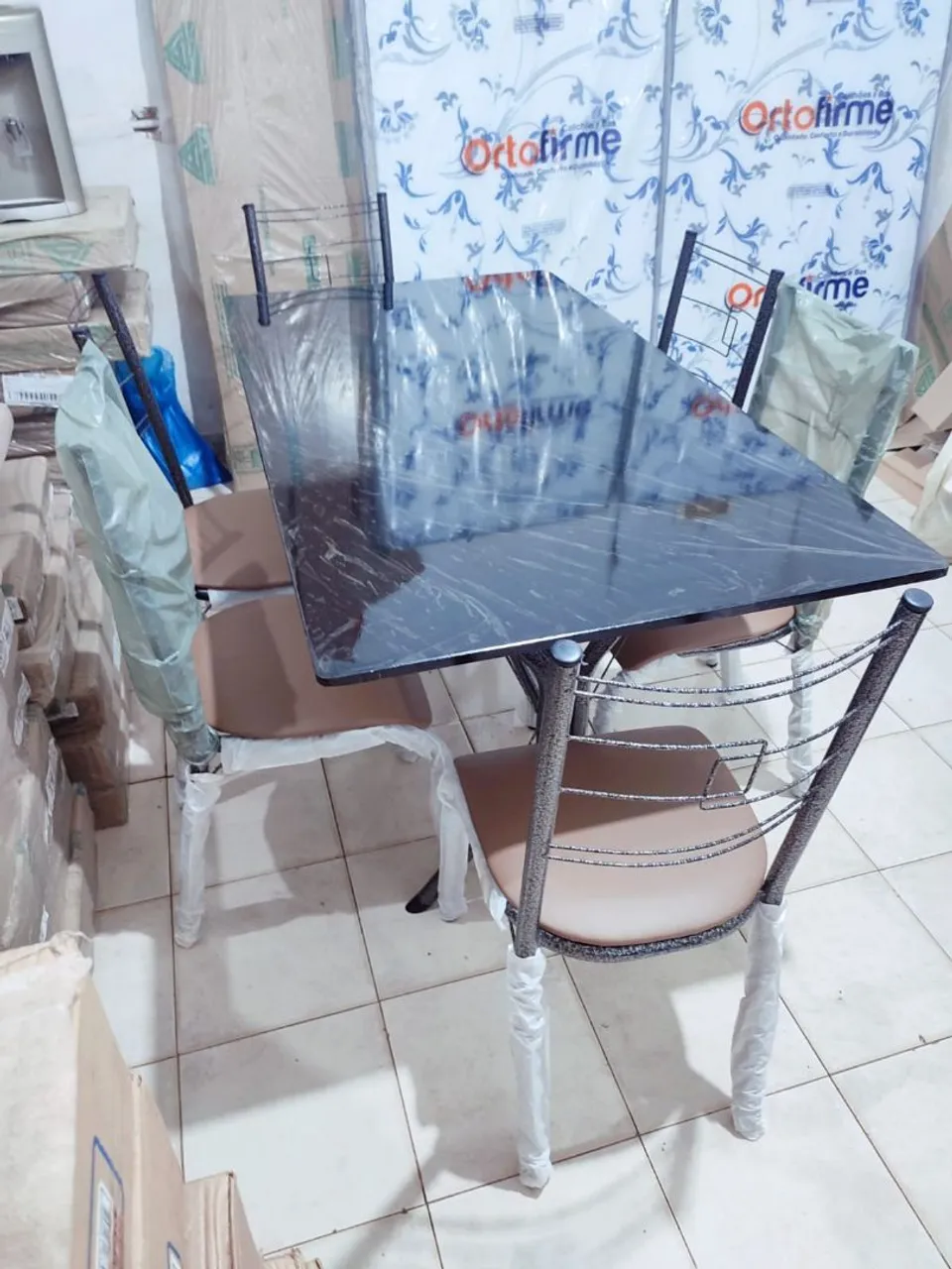 Mesa de Jantar com 4 Cadeiras - Design Moderno