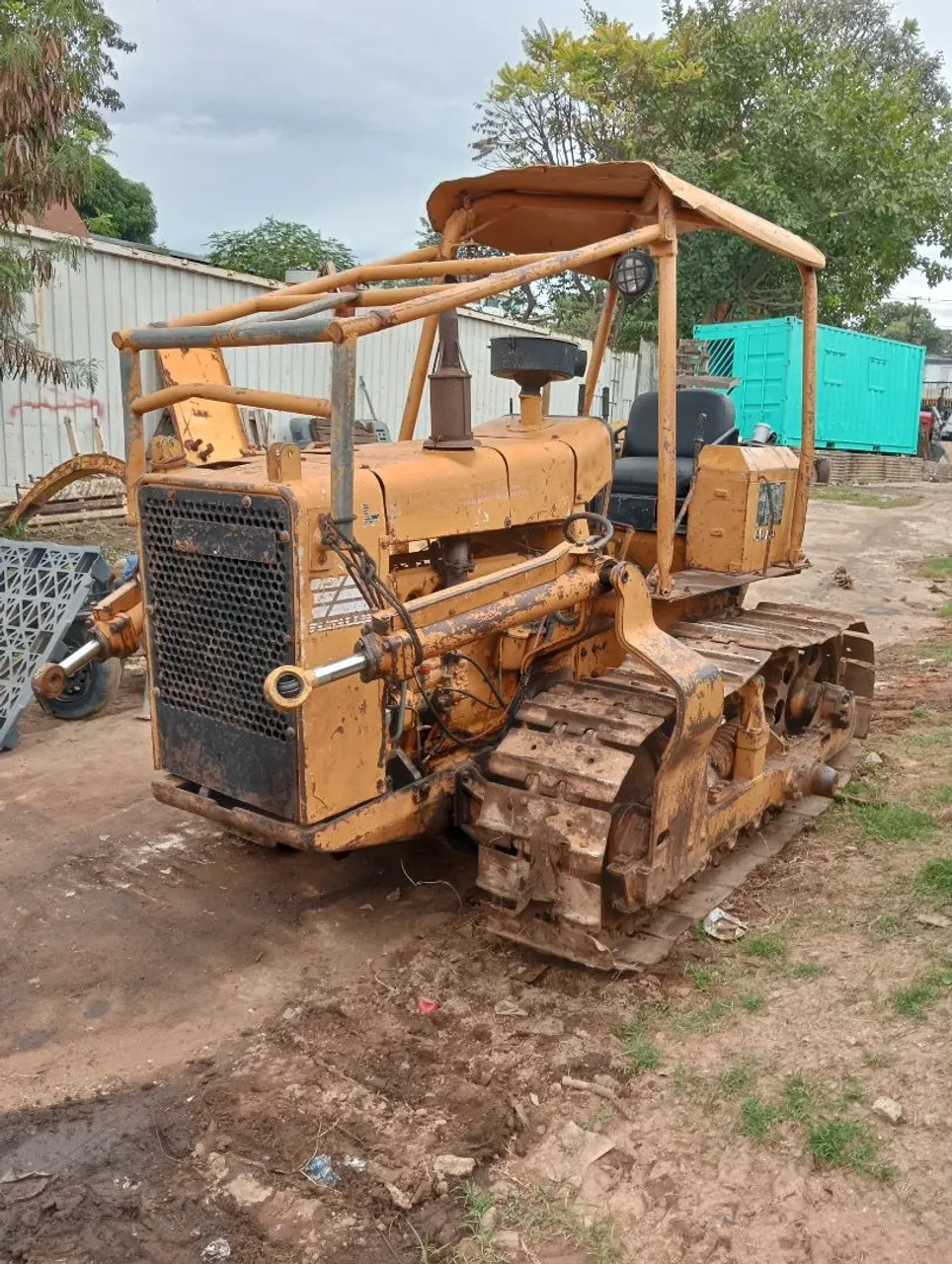 TRATOR ESTEIRA AD7B ANO 80 