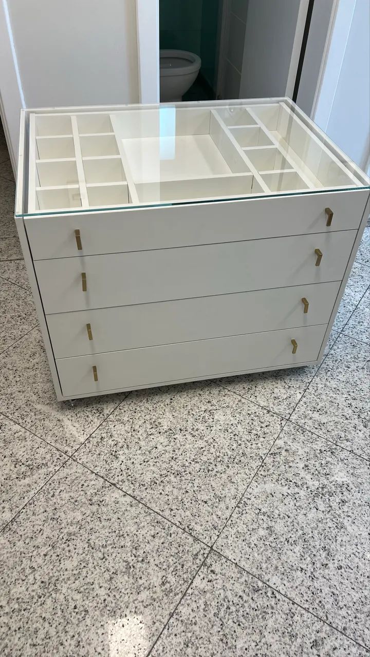 Cômoda 5 gavetas tampo de vidro e rodinhas  - Foto 3