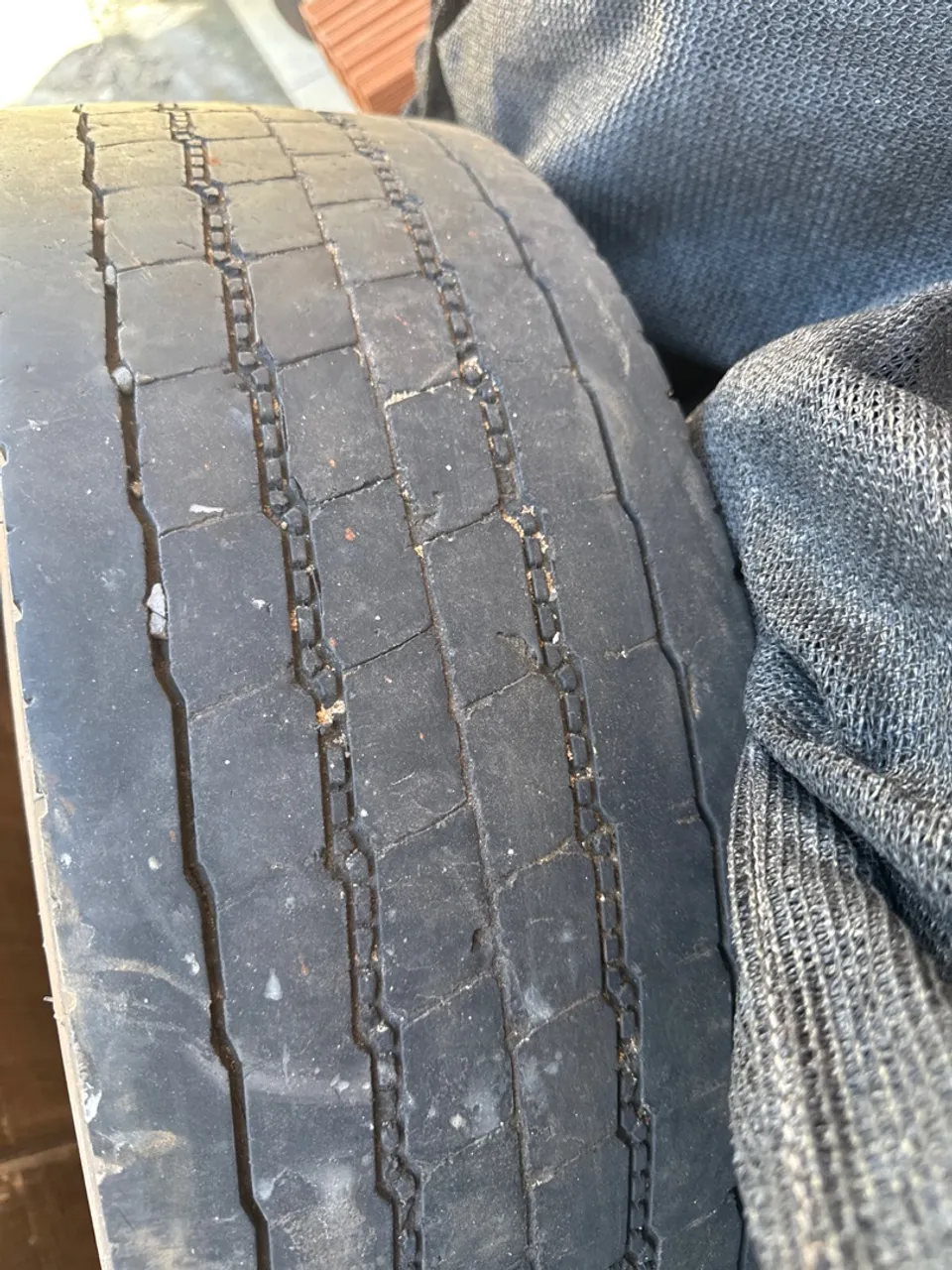 Pneu Bridgestone 215/75/17,5