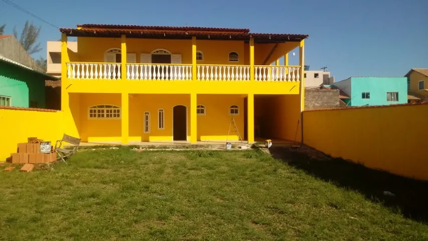 Linda casa na quadra da praia em Jaconé